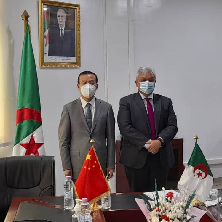 Mr le Ministre de l'Industrie Pharmaceutique Dr Abderrahmane Djamal Lotfi Benbahmed. Excellence Li Lianhe l’Ambassadeur de la République Populaire de Chine